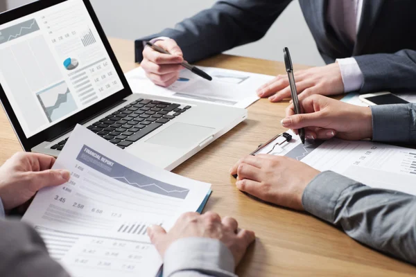 depositphotos_82878128-stock-photo-business-professionals-working-together